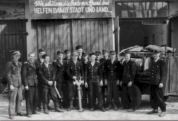 Kameraden der FFw Bornim 1953 vor dem Gerätehaus